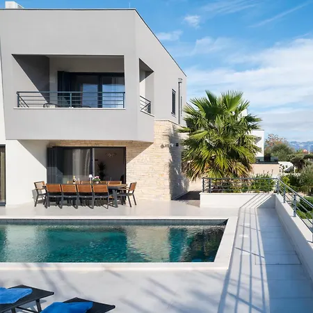 Roca With Heated Pool And Sauna