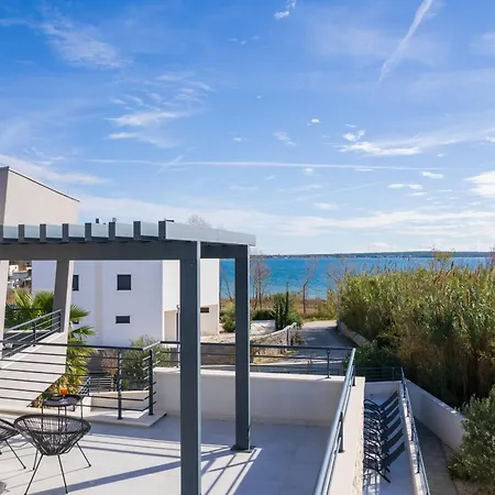 וילה Roca With Heated Pool And Sauna