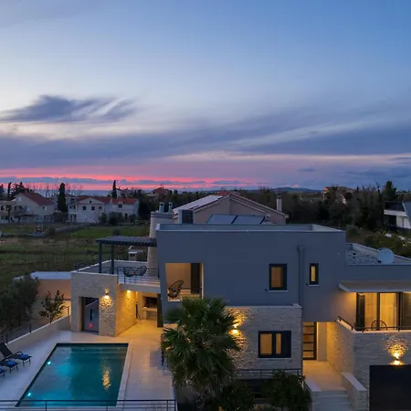 וילה Roca With Heated Pool And Sauna פריבלאקה